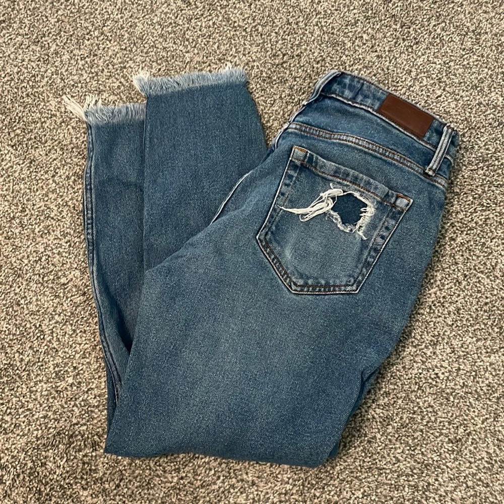 hollister high rise mom jeans!